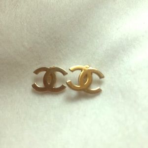 14k YG Chanel earring